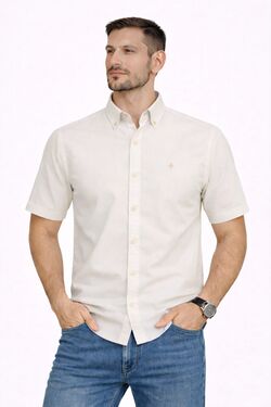 Camisa Masculina Slim Maquinetada Bege Manga Curta com Botão na Gola Caw